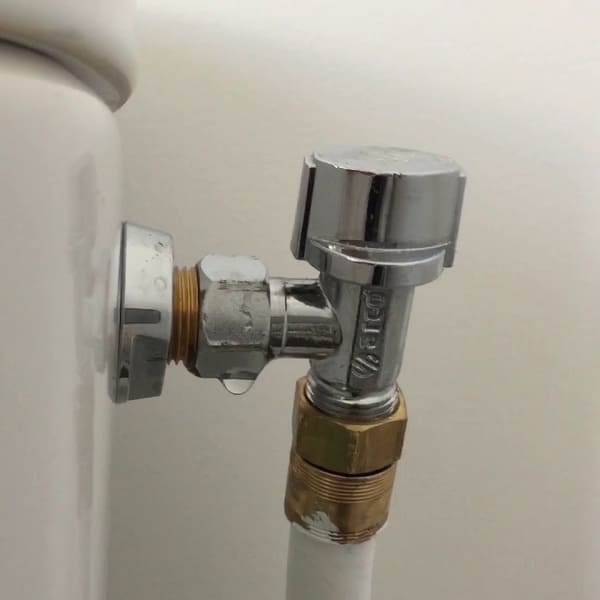 Réparation fuite sur robinet d'arrêt WC